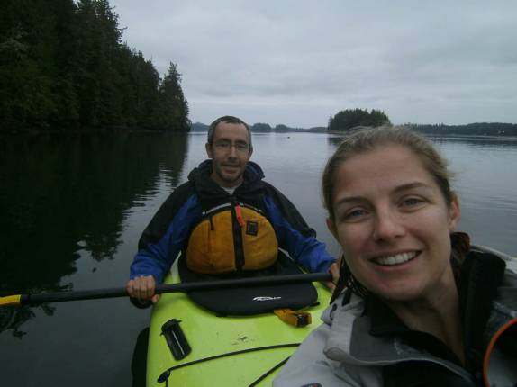 Delicioso passeio de caiaque nas águas tranquilas e geladas de Tofino, na costa oeste da Vancouver Island, na Columbia Britânica.no Canadá